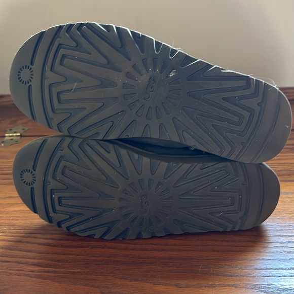 Size 8 triple Bailey button Ugg boots - Picture 4 of 9